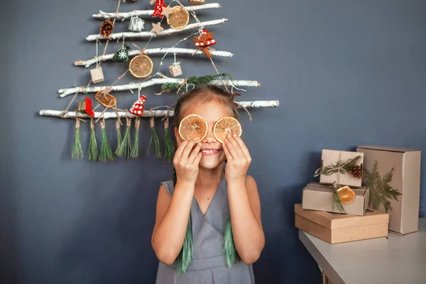 Happy Girl Zabawy Pobliżu Oryginalnej Alternatywnej Choinki Wykonane Mrożonych Gałęzi — Zdjęcie stockowe
