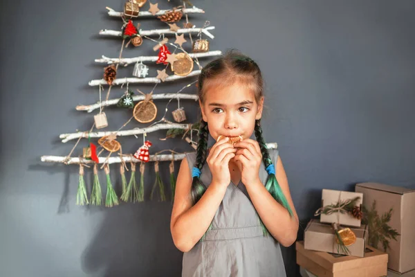 Menina Feliz Divertindo Perto Árvore Natal Alternativa Original Feita Com — Fotografia de Stock