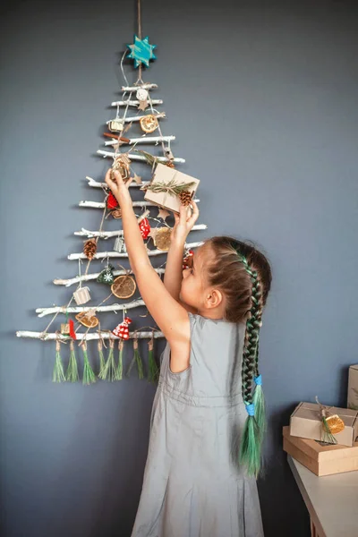 Menina Feliz Segurando Caixa Presente Perto Árvore Natal Alternativa Original — Fotografia de Stock