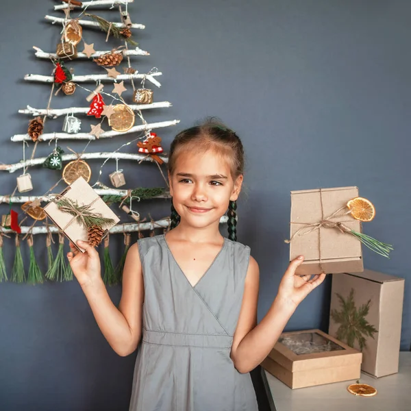 Menina Feliz Segurando Caixa Presente Perto Árvore Natal Alternativa Original — Fotografia de Stock