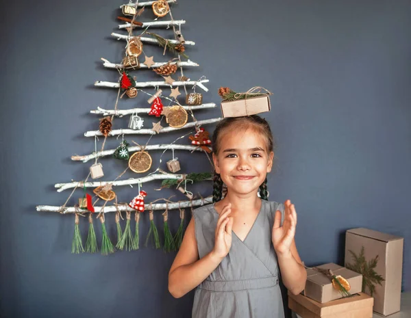 Menina Feliz Segurando Caixa Presente Perto Árvore Natal Alternativa Original — Fotografia de Stock