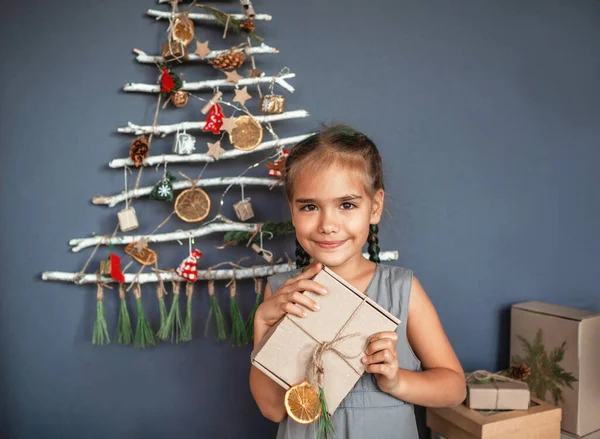 Happy Girl Holding Present Box Original Alternative Christmas Tree Made — Stock Photo, Image