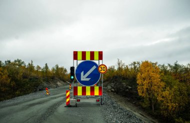 Yol inşaatında hız limiti 30 olan trafik ışığı ve yeşil ışık. 