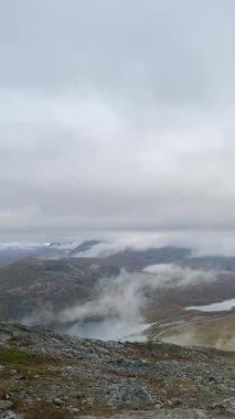 Laponya Finlandiya 'da göl manzaralı kayalık dağ manzarası üzerine sis çöküyor. 