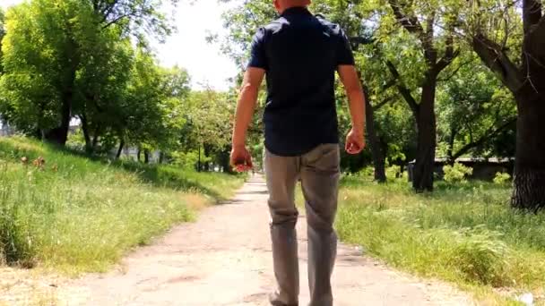 Egy Férfi Sétál Parkban Világos Napos — Stock videók
