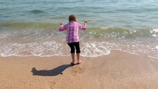 Chica Jugando Con Una Ola Junto Mar — Vídeos de Stock