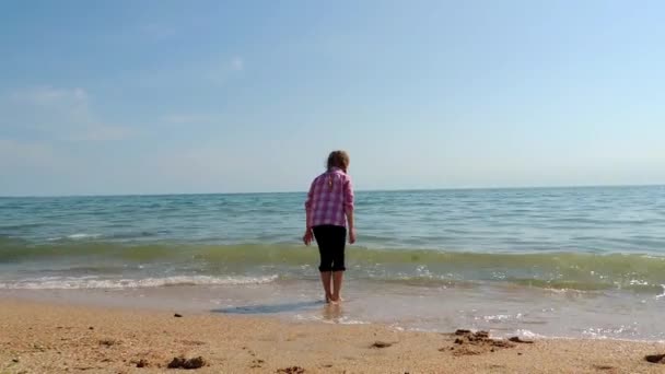 海で波と遊ぶ女の子 — ストック動画