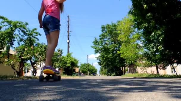 Flicka Som Rider Penny Board Gatan — Stockvideo