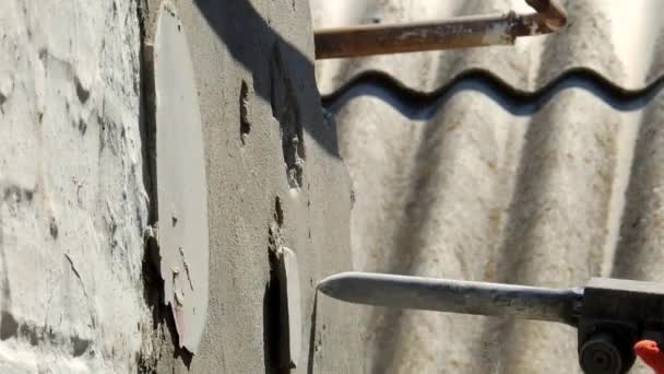 解体ハンマーで内部の壁を壊す労働者 — ストック動画