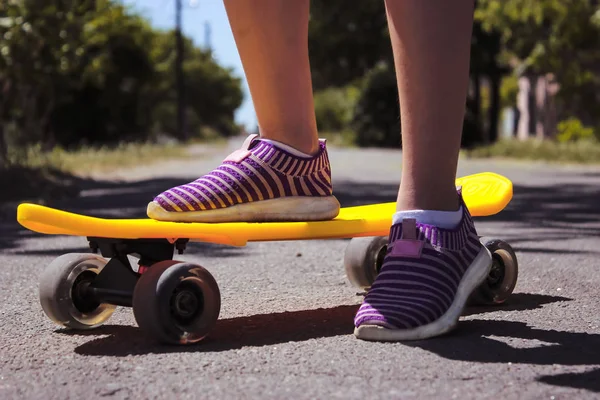 Una Chica Para Patina Monopatín Amarillo Con Zapatos Brillantes — Foto de Stock