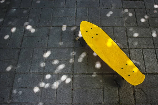 Žluté Penny Board Stojí Šedé Dlaždice — Stock fotografie