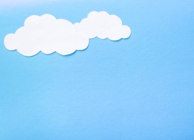 Güzel hava kağıt bulutlar mavi bir arka plan üzerinde