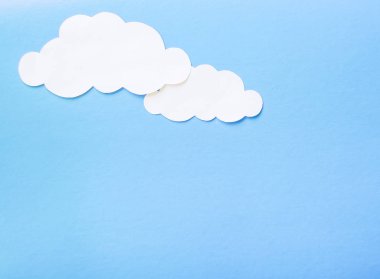 Güzel hava kağıt bulutlar mavi bir arka plan üzerinde