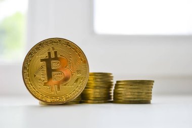 Altın bitcoin hafif bir arka plan üzerinde. Kripto para birimi.