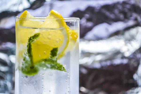 Mineral su limon ve nane yaprakları ile infüzyon.