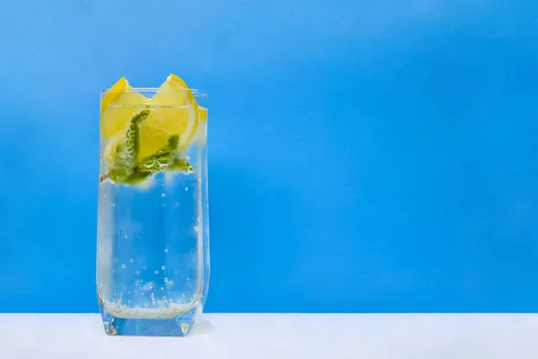 Agua Mineral Infundida Con Limones Hojas Menta Sobre Fondo Azul —  Fotos de Stock