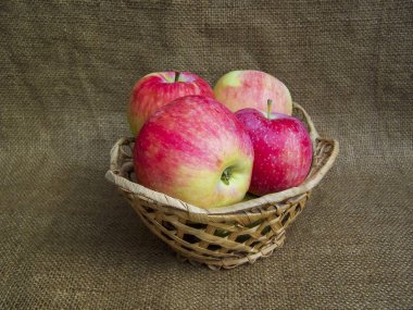 Sivas'tan arka plan üzerinde bir sepet içinde kırmızı yeşil sarı elmalar.