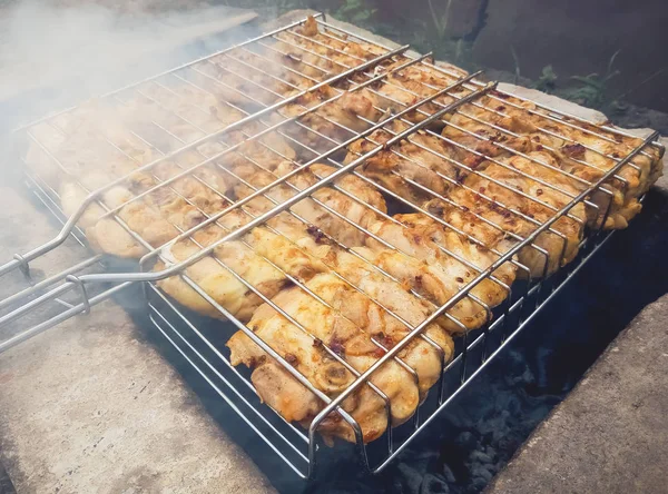 Üzerinden bir tuğla yapılmış bir doğaçlama Barbekü tavuk şiş kebap.