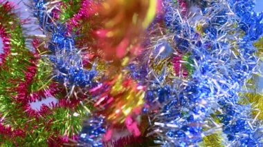Noel tinsel, dolandırdık masanın üzerine düşüyor. Yeni yıl, yılbaşı, tatil.