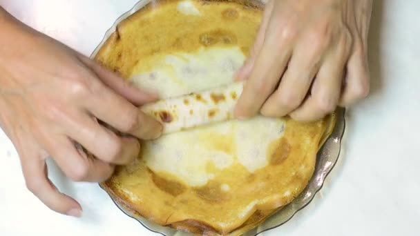 Womens handen vouwen dunne pannenkoeken. Van bovenaf bekijken. — Stockvideo