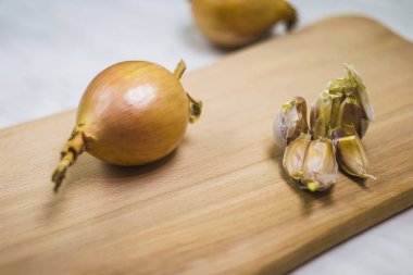 sarımsak ve soğan ahşap zemin.