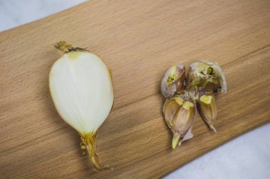 sarımsak ve soğan ahşap zemin.