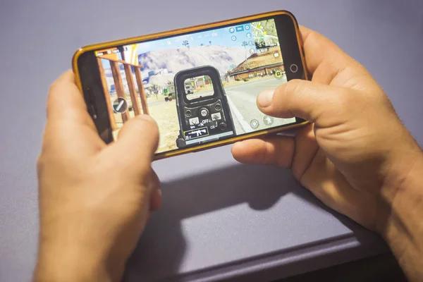Berdyansk, Ukrayna - 25 Aralık 2018: Android smartphone Pubg hareket eden ölüm oyunu oyunları oynar.