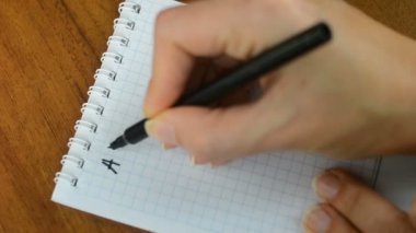 Eylem planı için 2019. Servis taleplerinin listesi yapma. Taktik stratejileri bir marker ile yazılı.