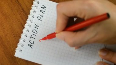 Eylem planı için 2019. Servis taleplerinin listesi yapma. Taktik stratejileri bir marker ile yazılı.