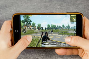 Berdyansk, Ukrayna - 25 Aralık 2018: Android smartphone Pubg hareket eden ölüm oyunu oyunları oynar.