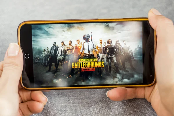 Berdyansk, Ukrayna - 25 Aralık 2018: Android smartphone Pubg hareket eden ölüm oyunu oyunları oynar.