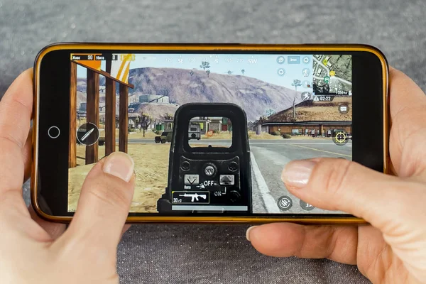Berdyansk, Ukrayna - 25 Aralık 2018: Android smartphone Pubg hareket eden ölüm oyunu oyunları oynar.