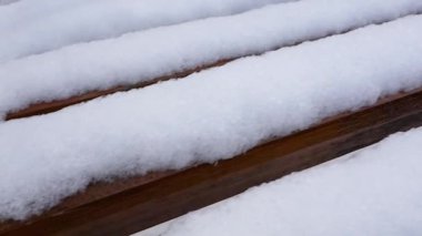 Dekoratif, ahşap tezgah karla kaplı Park.