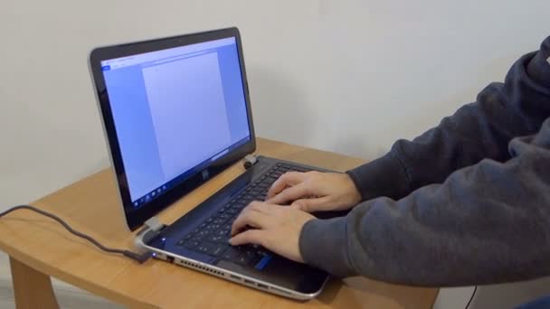 女孩正在笔记本电脑上打印文本文档 在电脑上工作 — 图库视频影像