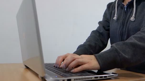 一个女孩用运动服在笔记本电脑上查看信息 — 图库视频影像