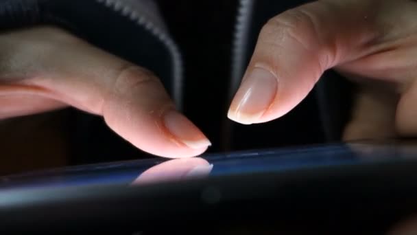 Gros plan d'une femme tapant à la main un message texte .