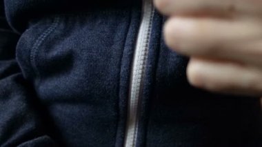 Eller hoodie yakın çekim içinde germek..