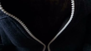 Yakın çekim bir hoodie kadar eller zip.