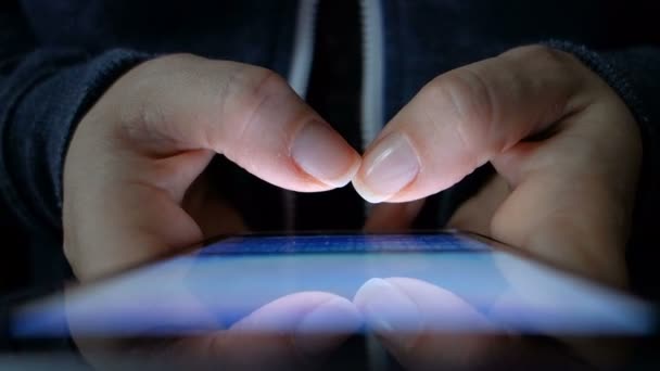 Close Van Vrouwelijke Hand Typen Van Een Sms Bericht — Stockvideo