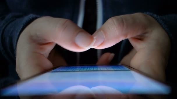 Gros plan d'une femme tapant à la main un message texte .