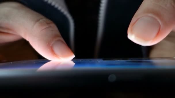 Femme main gros plan feuilleter à travers la vidéo sur le téléphone .