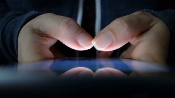 Gros plan d'une femme tapant à la main un message texte .