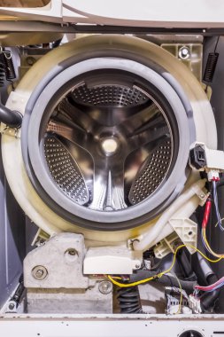 Demonte çamaşır makinesi. Çamaşır makinesi tamir, önden görünüm.