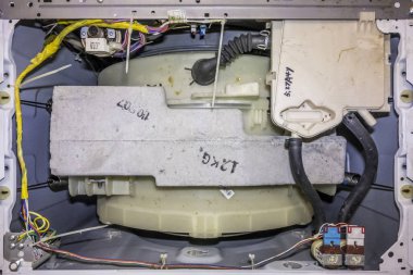 Berdyansk, Ukrayna - 13 Ocak 2019: çamaşır makinesi demonte. Çamaşır makinesi tamir, üstten görünüm.