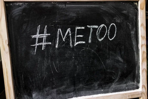 黑色黑板上的粉笔铭文 上面有哈希标签 我也是 关于普遍存在性侵犯和性骚扰的社交媒体运动 — 图库照片
