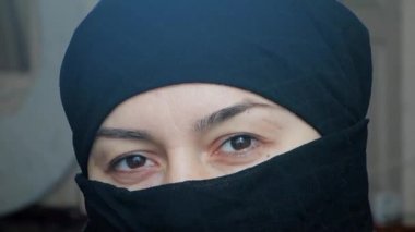 Güzel bir Arap kız portresi. Kameraya bir hijab İslam bir kadın görünüyor.