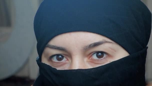 一个美丽的阿拉伯女孩的肖像。一名戴头巾的伊斯兰妇女看着镜头. — 图库视频影像