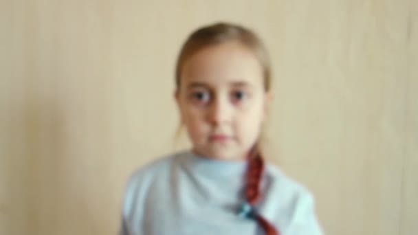 Concept van huiselijk geweld en kind abusement. Een klein meisje toont haar hand met het woord Stop op geschreven worden. Kinderen geweld. — Stockvideo