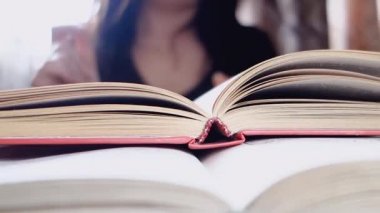 Kitap okurken dans kızı.