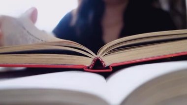 Gerekli bilgi arama kitabın sayfalarında saygısız kadın.